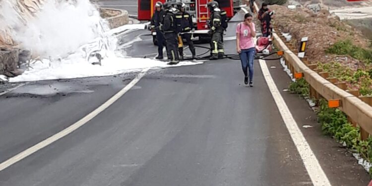 Vídeo | Un coche sale ardiendo en marcha en García Aldave
