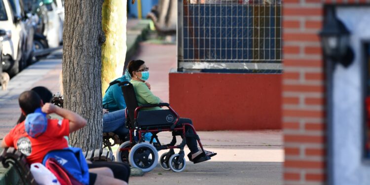 El Centro del Mayor acompaña a las personas mayores de 70 años a la calle