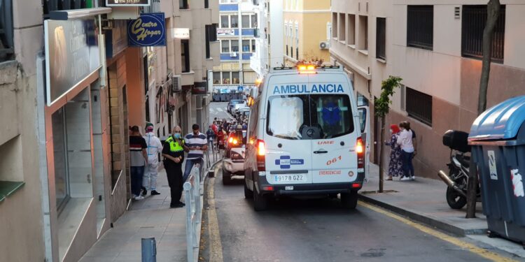 Un amplio dispositivo impide que una mujer se tire desde una ventana