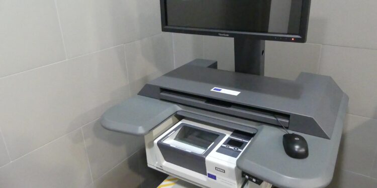 La Policía Nacional distribuye material y equipamiento técnico destinado a agilizar la identificación de personas en las fronteras
