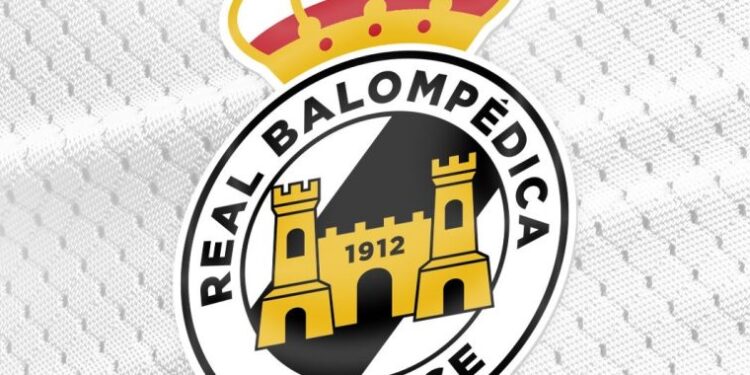 La Real Balompédica Linense condena la falsificación y venta ilegal de su equipación oficial