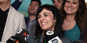 El debate migratorio impulsa a Vox y Aliança Catalana, mientras el PSC resiste con fuerza pese a la polémica