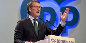Feijóo marca distancia con Montoro y respalda que se investigue cualquier caso de corrupción