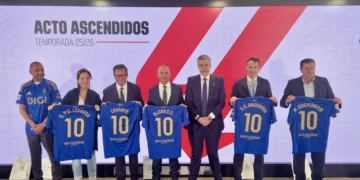 El gesto de Luhay Hamido con la camiseta del Real Oviedo se hace viral en redes tras el homenaje de LALIGA