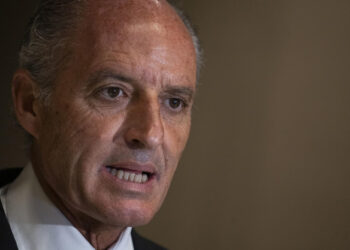Francisco Camps irrumpe en la escena política valenciana y cuestiona el liderazgo de Mazón