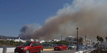 Tarifa afronta su semana más crítica: incendios masivos revelan las carencias de un turismo desbordado